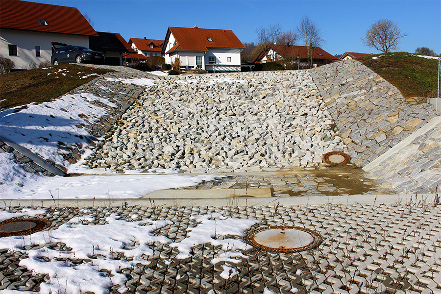 Regenrueckhaltebecken 01