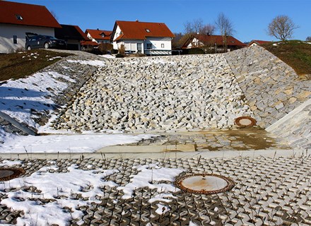 Regenrueckhaltebecken 01